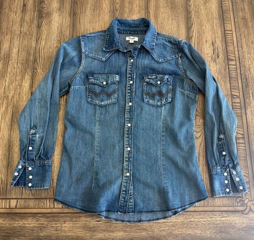 Wrangler Retro Women's Long Sleeve Western Denim Pearl Snap Shirt, Size S